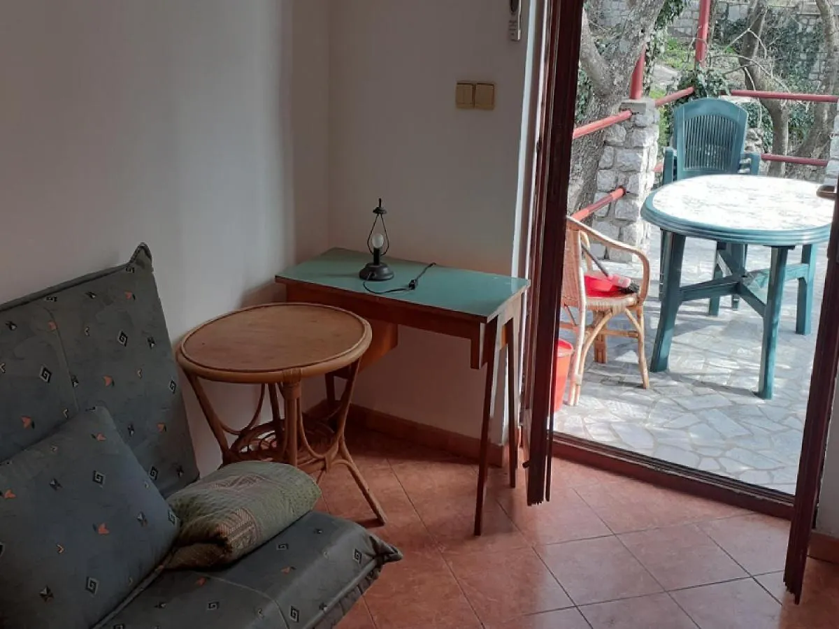 Apartments Rudi Klenovica